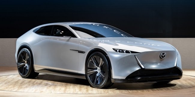 Mazda представила роторный купеобразный седан