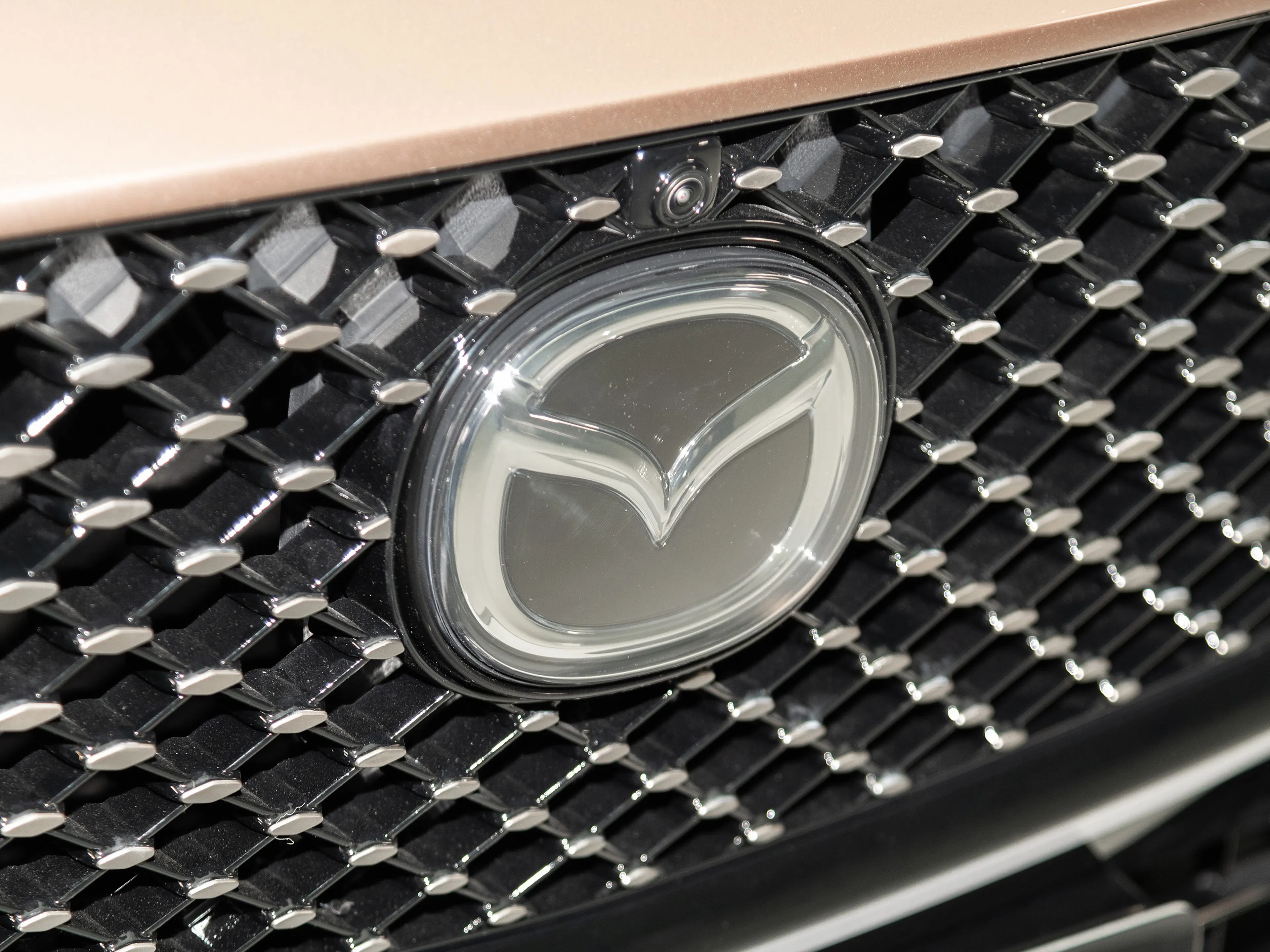 Mazda розкрила комплектації та ціни моделі EZ-6